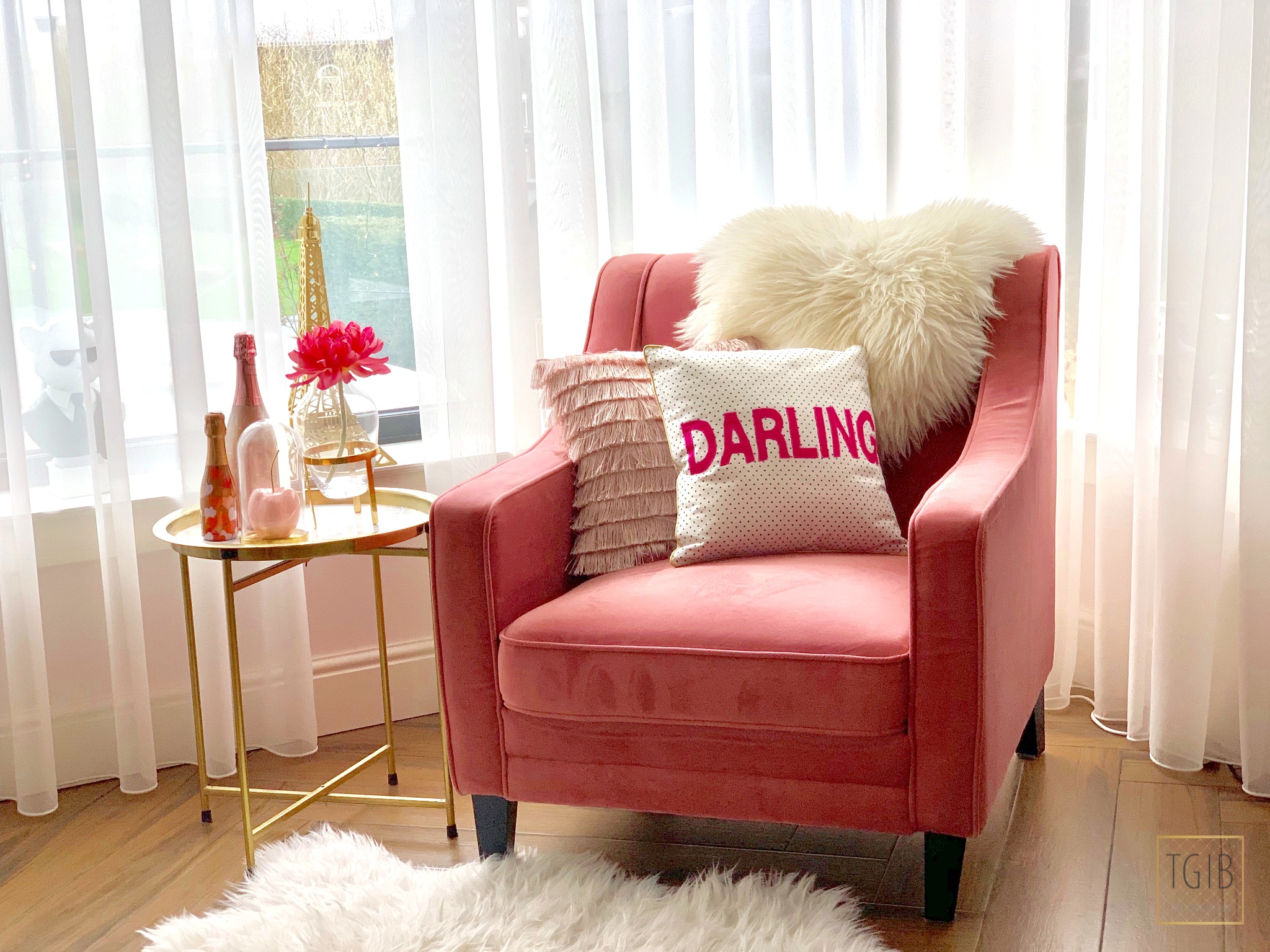 interieurhoekjes: een roze stoel met goud bijzettafeltje