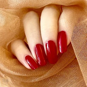 Gucci Beauty Nagellak - Myra Crimson swatch